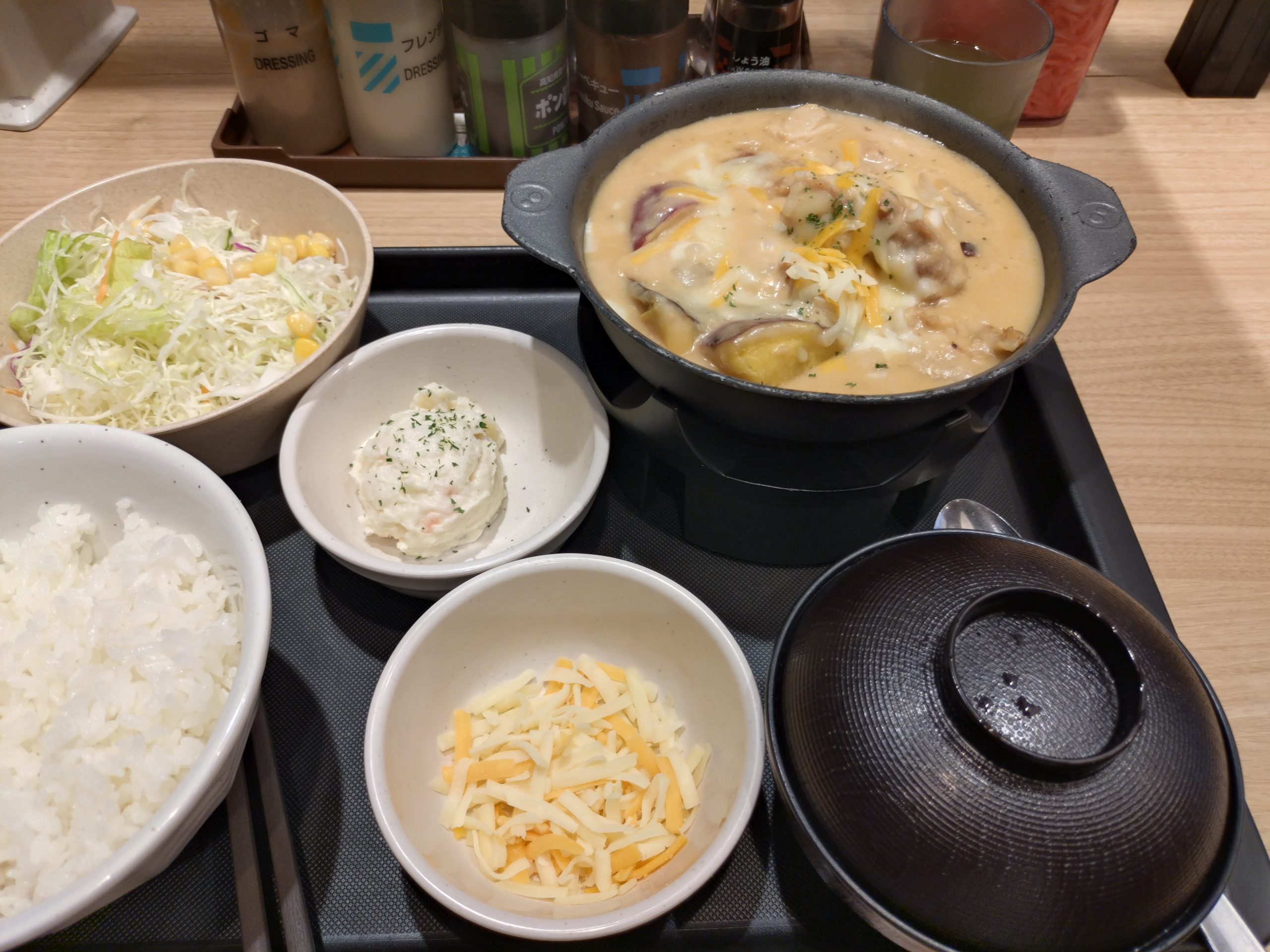 松屋 シュクメルリ定食 追いチーズ付き 松屋のシュクメルリ定食 追いチーズとポテサラ付きの全体写真