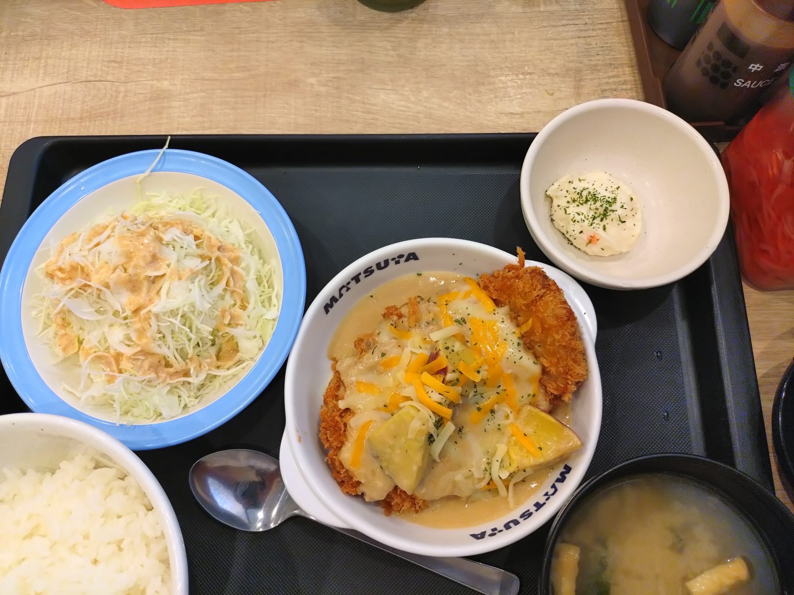 松のやのシュクメルリロースかつ定食の全景 松のやのシュクメルリロースかつ定食の全景