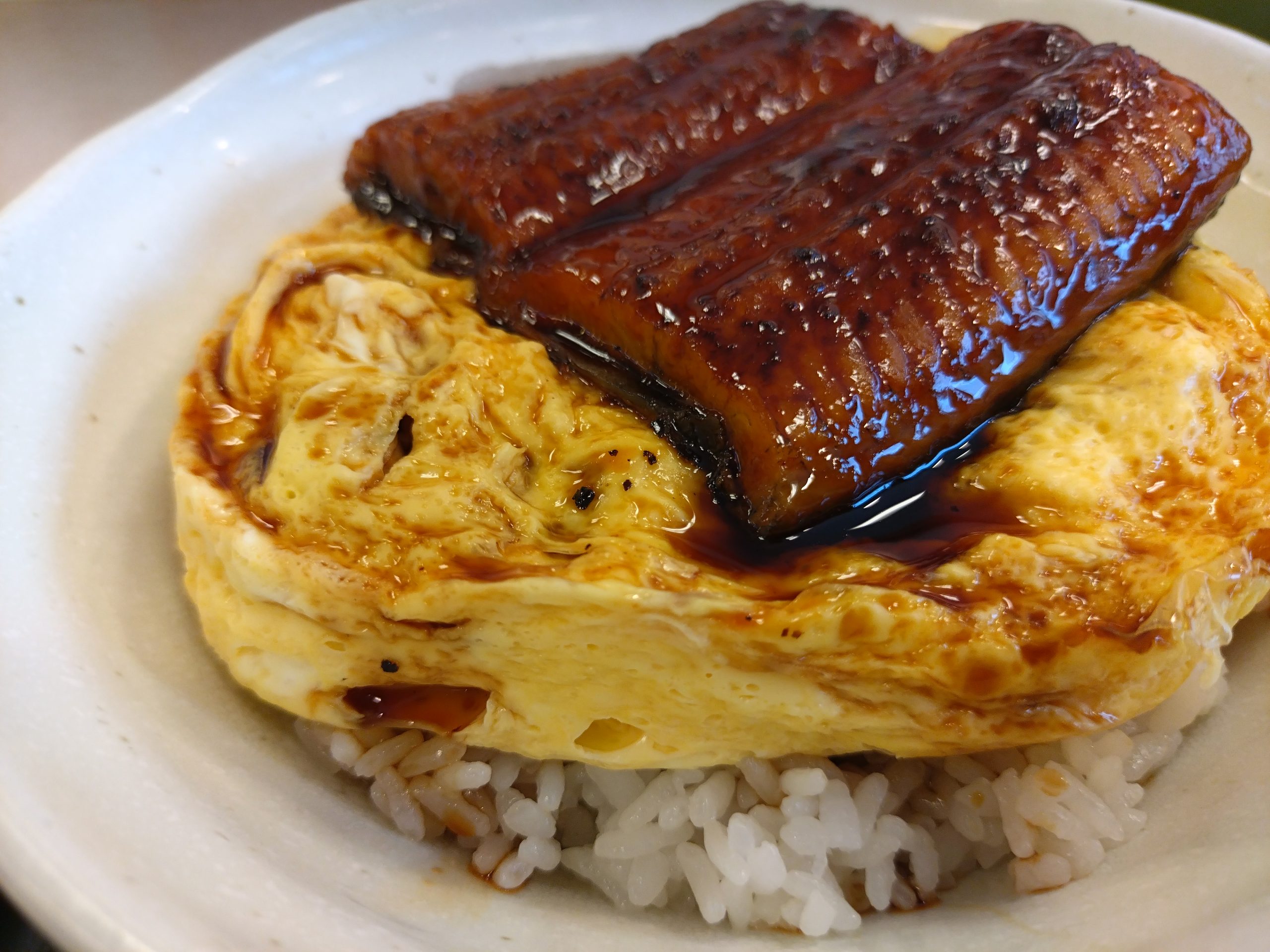 松屋 ふわたまうな丼 横から見た厚焼き玉子 松屋 ふわたまうな丼 横から見た厚焼き玉子