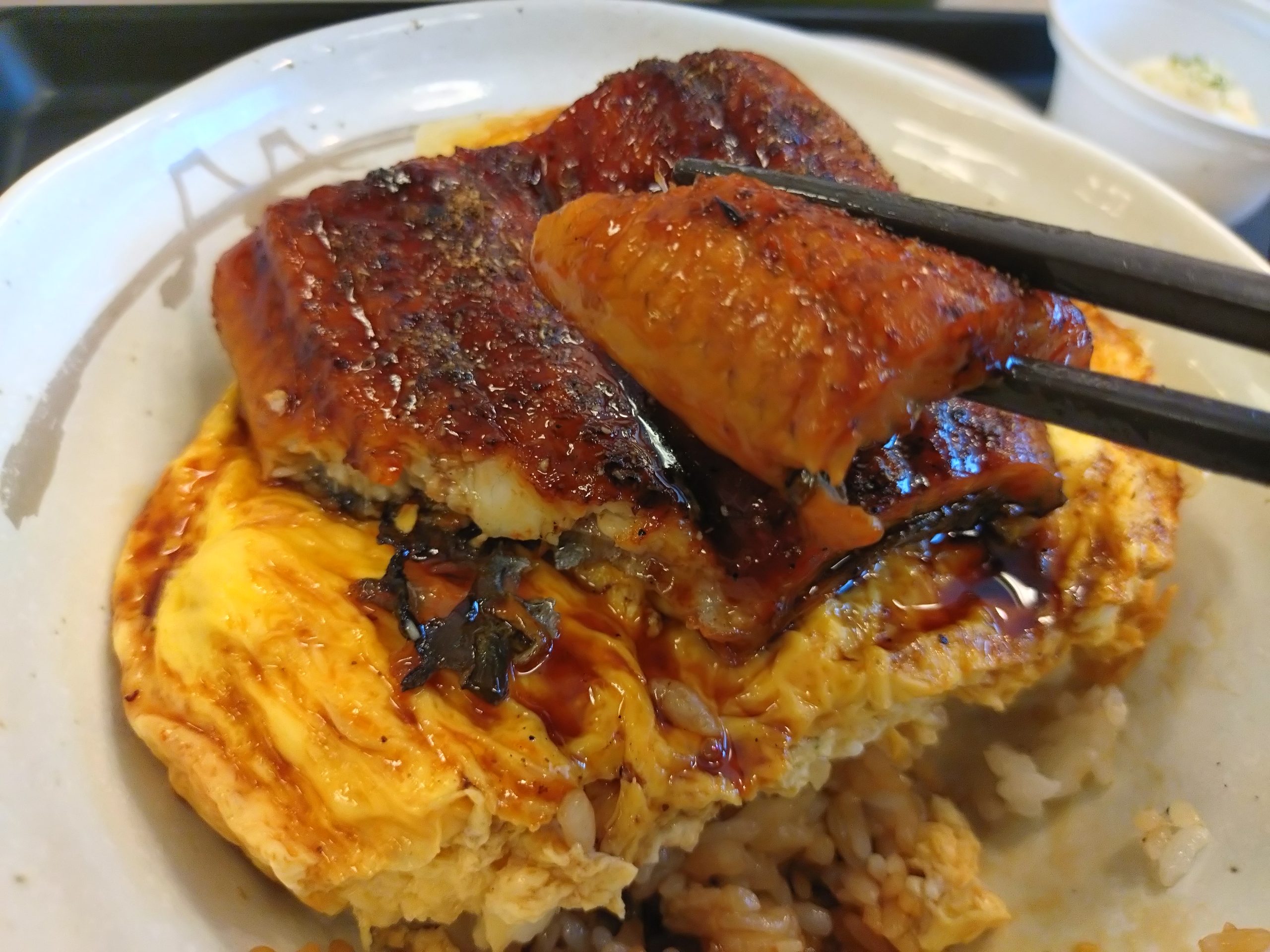 松屋 うなぎを持ち上げた断面 松屋 うなぎを持ち上げた断面