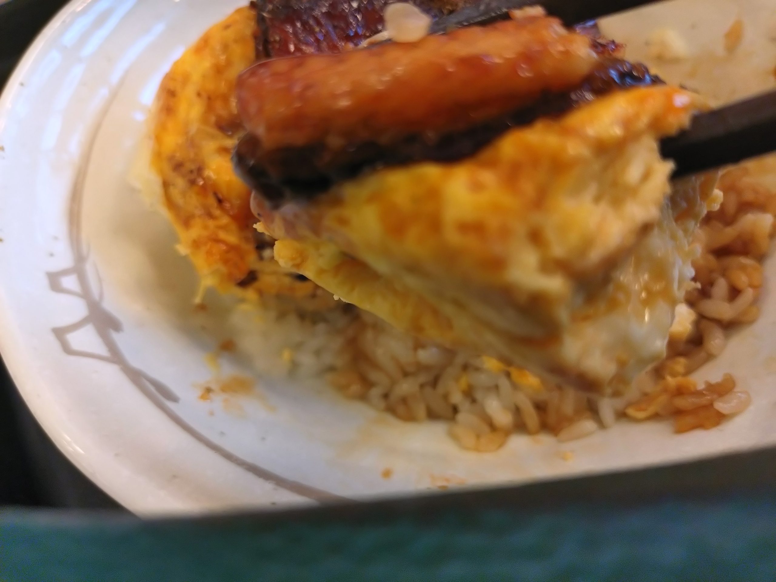 松屋 うなぎと玉子を一緒に持ち上げる 松屋 うなぎと玉子を一緒に持ち上げる