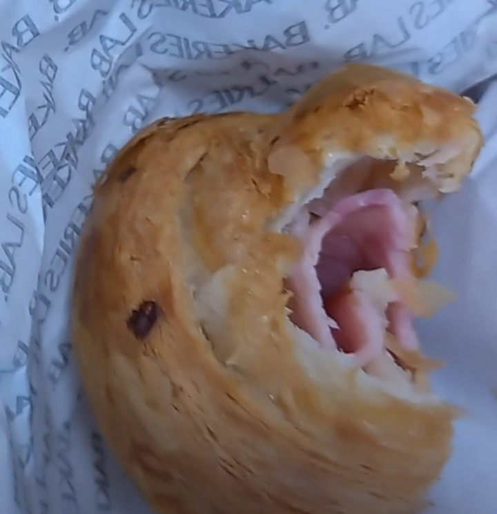 ハムチーズクロワッサンの断面
