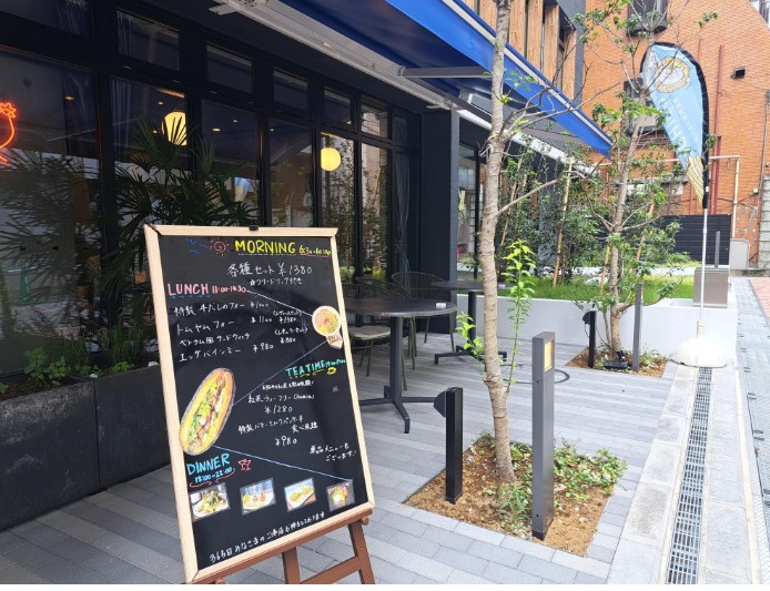 CAL-VIET CINTAS365の店頭外観と黒板メニュー