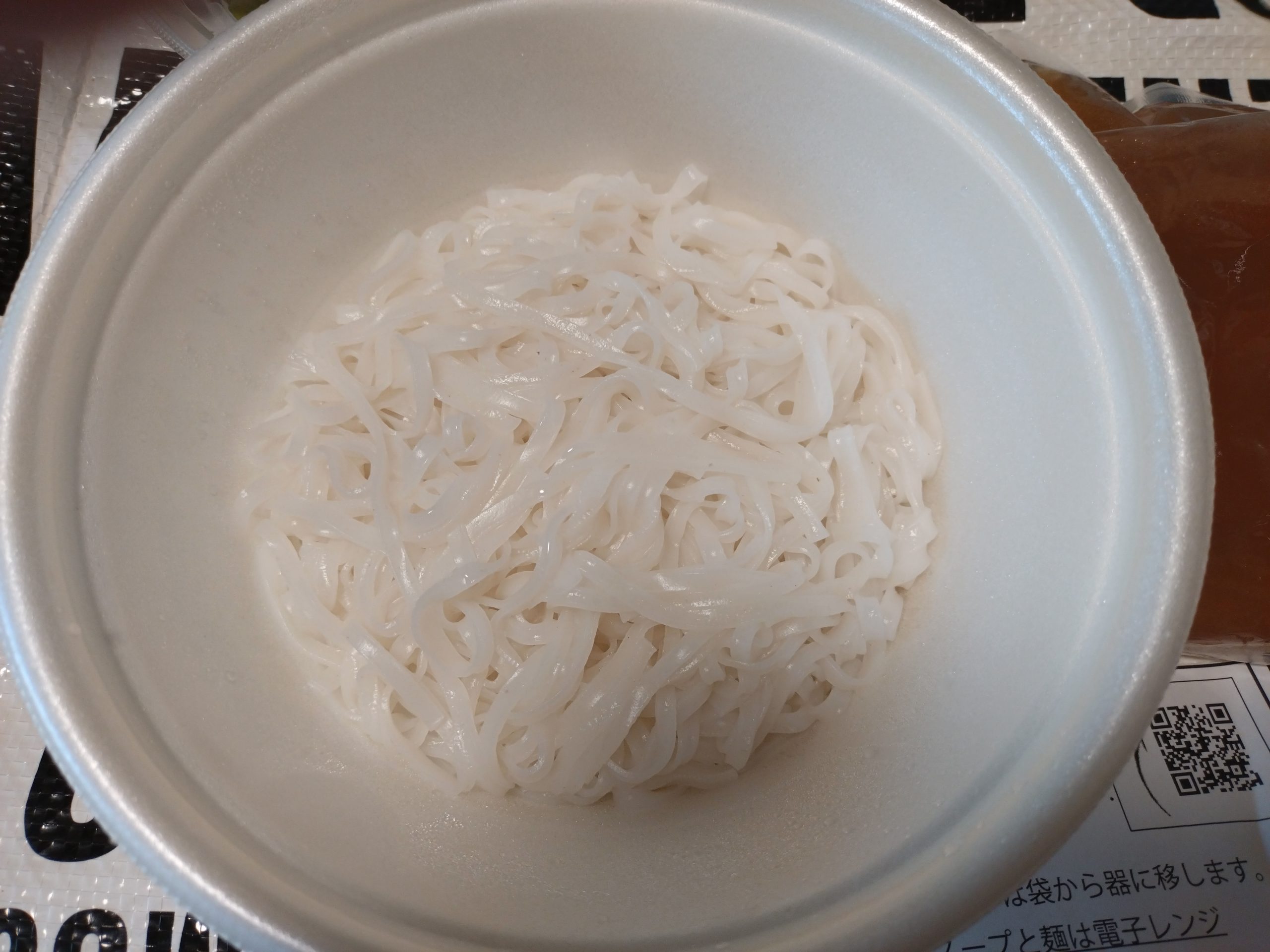 容器に盛られたフォー用の生麺