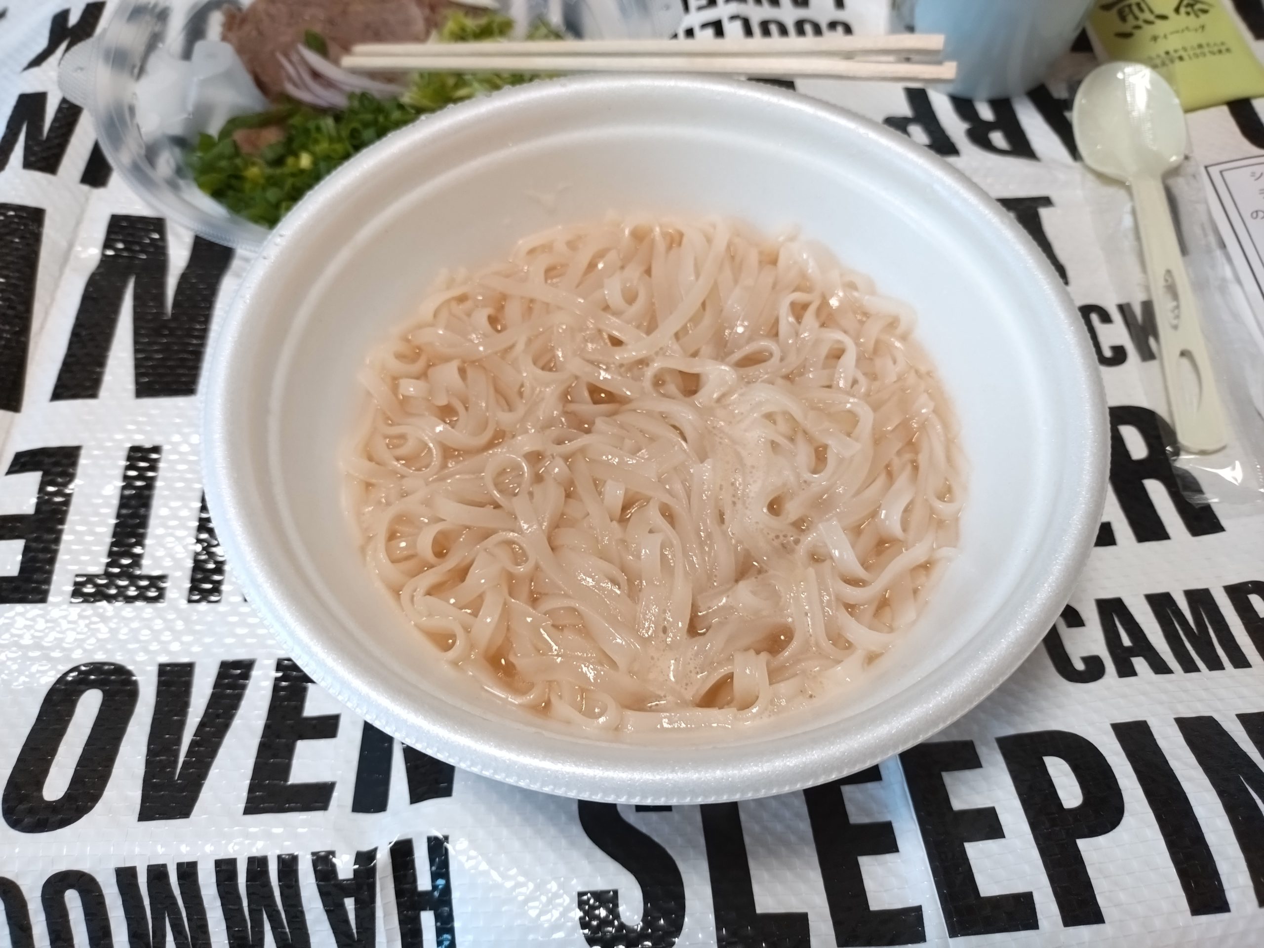 5分半レンチンした後のフォーの麺とスープ
