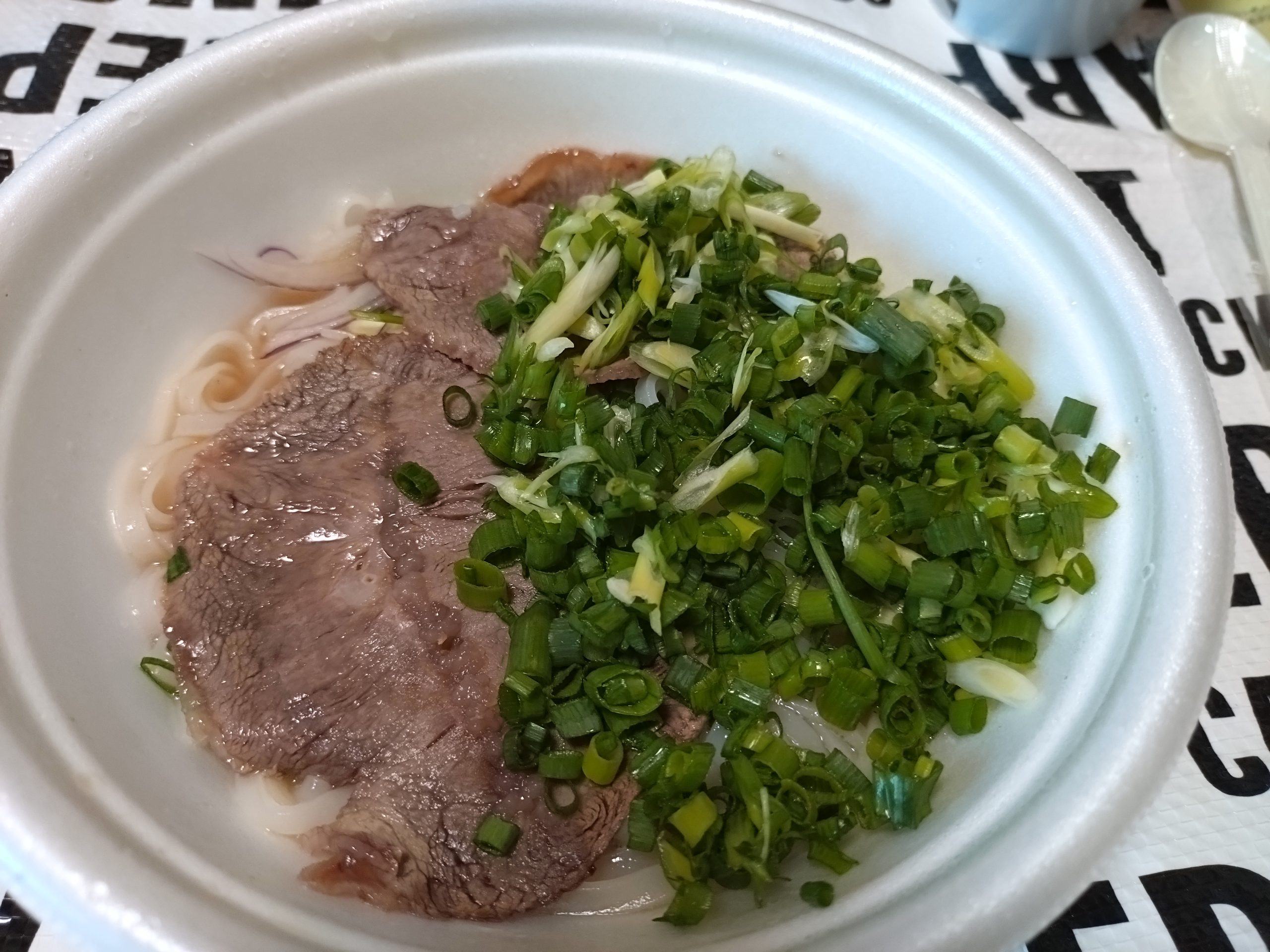 牛肉とネギがのった特製牛だしフォーの完成品