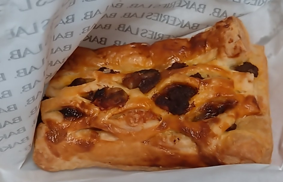 BAKERIES LAB のカレーミートパイ
