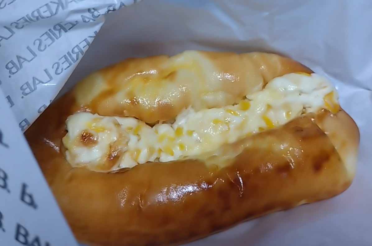 BAKERIES LAB のコーンマヨパン
