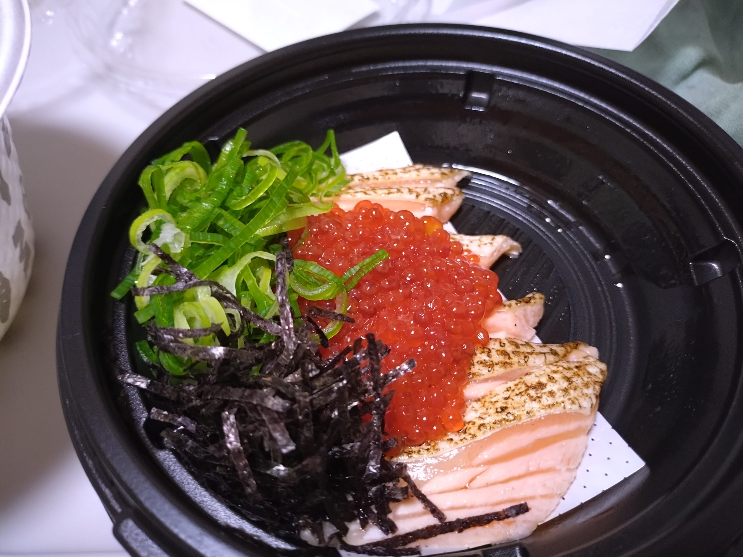 松屋 炙りサーモンいくら丼 具材の盛り付け