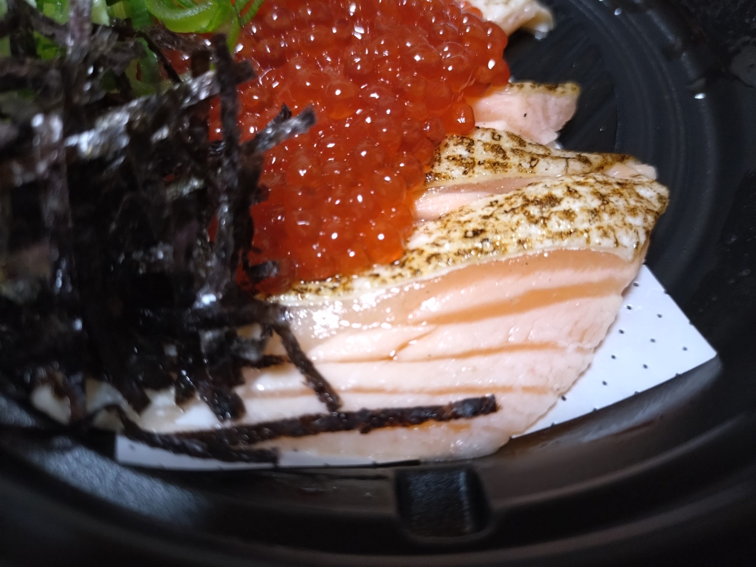 松屋 炙りサーモン アップ