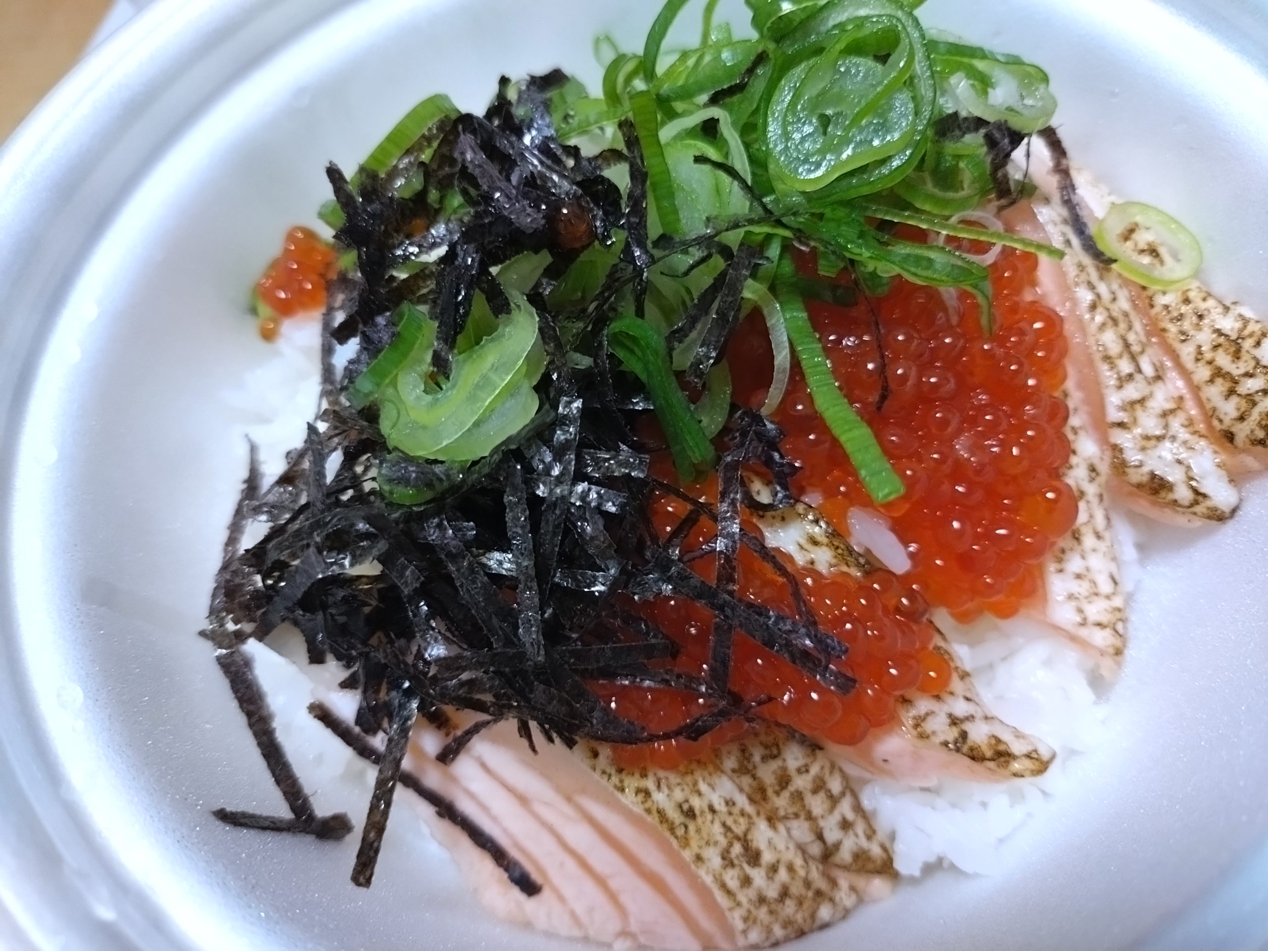 松屋 炙りサーモンいくら丼 完成図