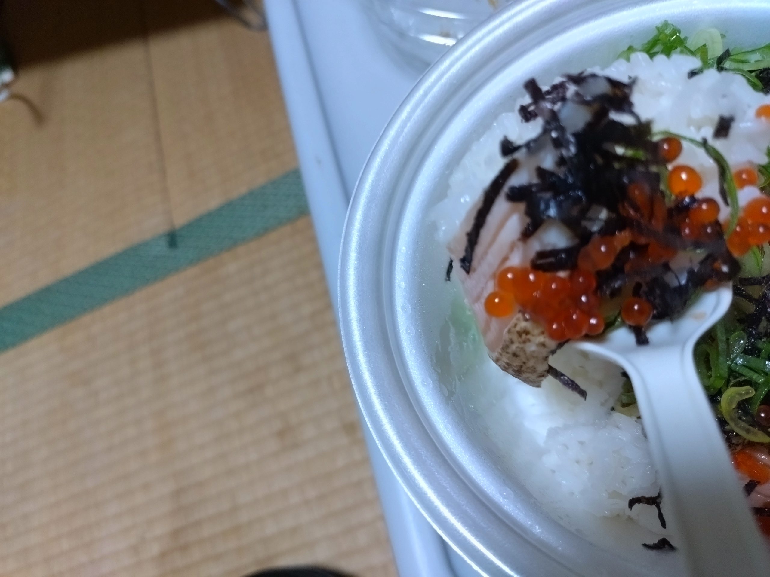 松屋 炙りサーモンいくら丼 一口目