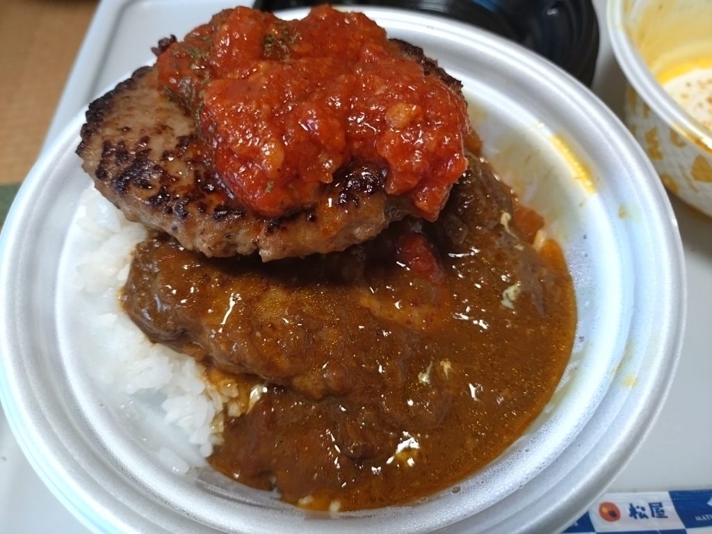 丼化したハンバーグとカレーの上からトマトソースをかけた状態。酸味を後から調整できる構成が分かる
