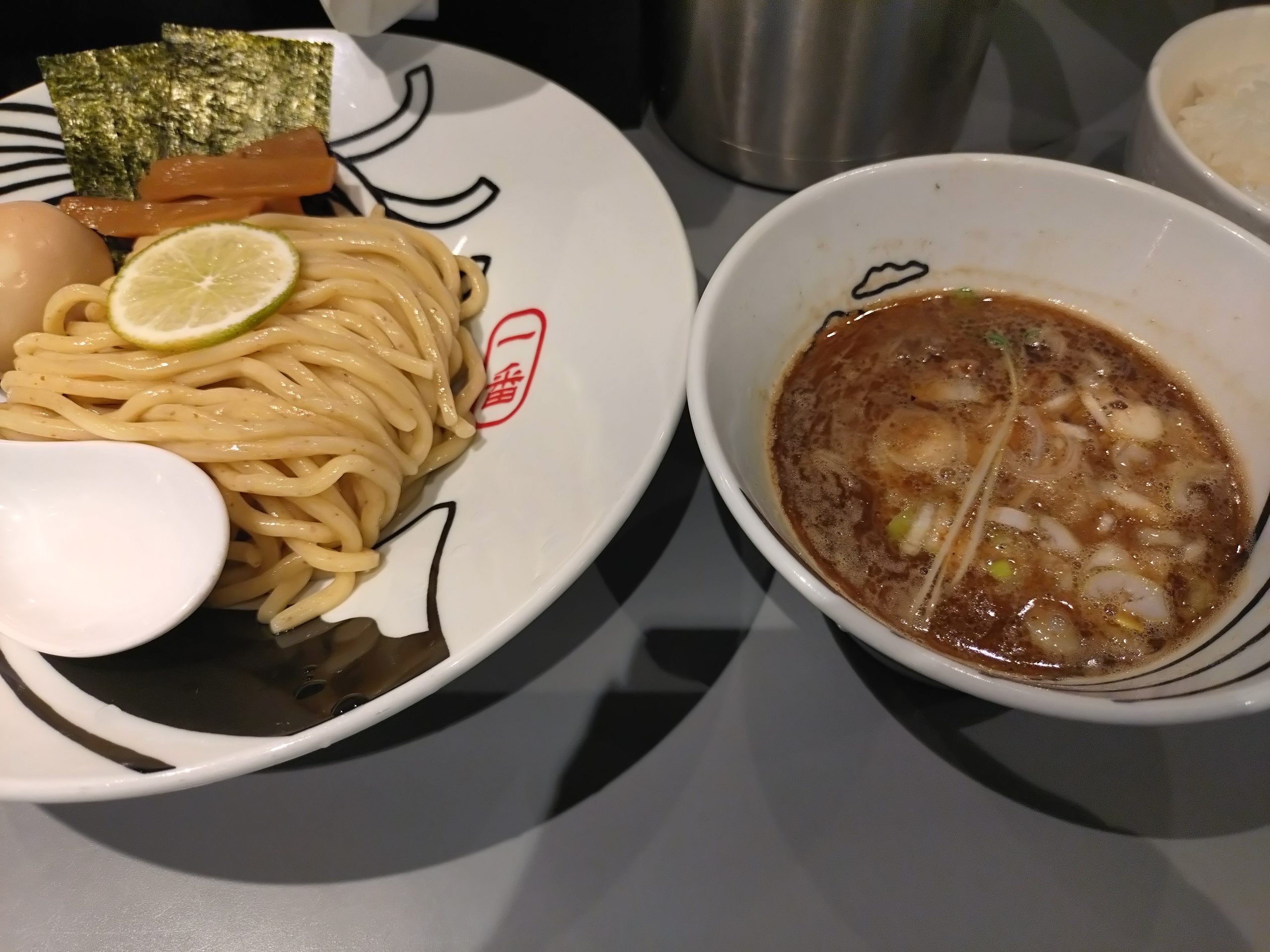 つけ麺一番の味玉つけ麺とライスの全体写真