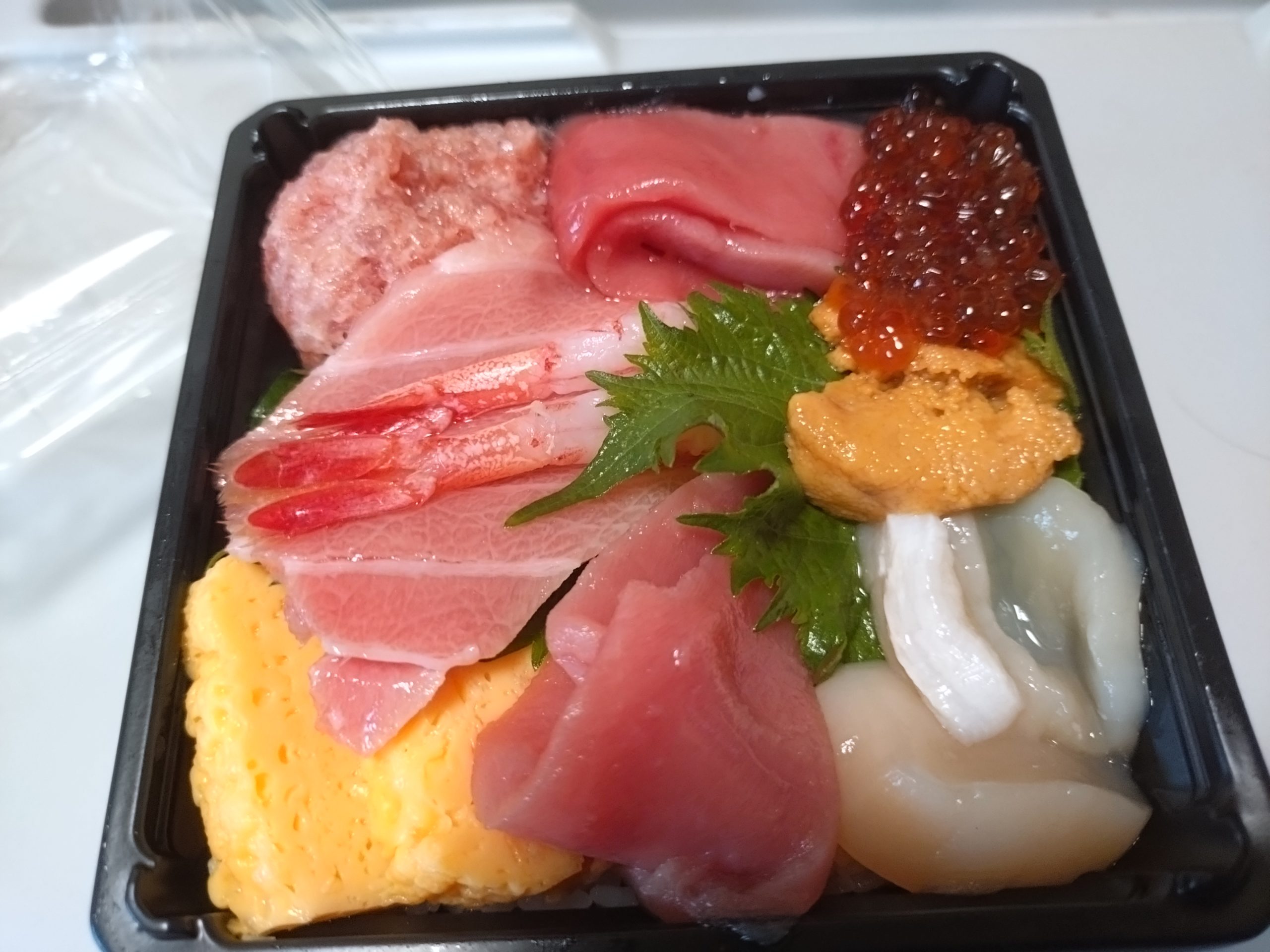 すし松の豪華本鮪三昧丼弁当のフタを開けた状態の写真