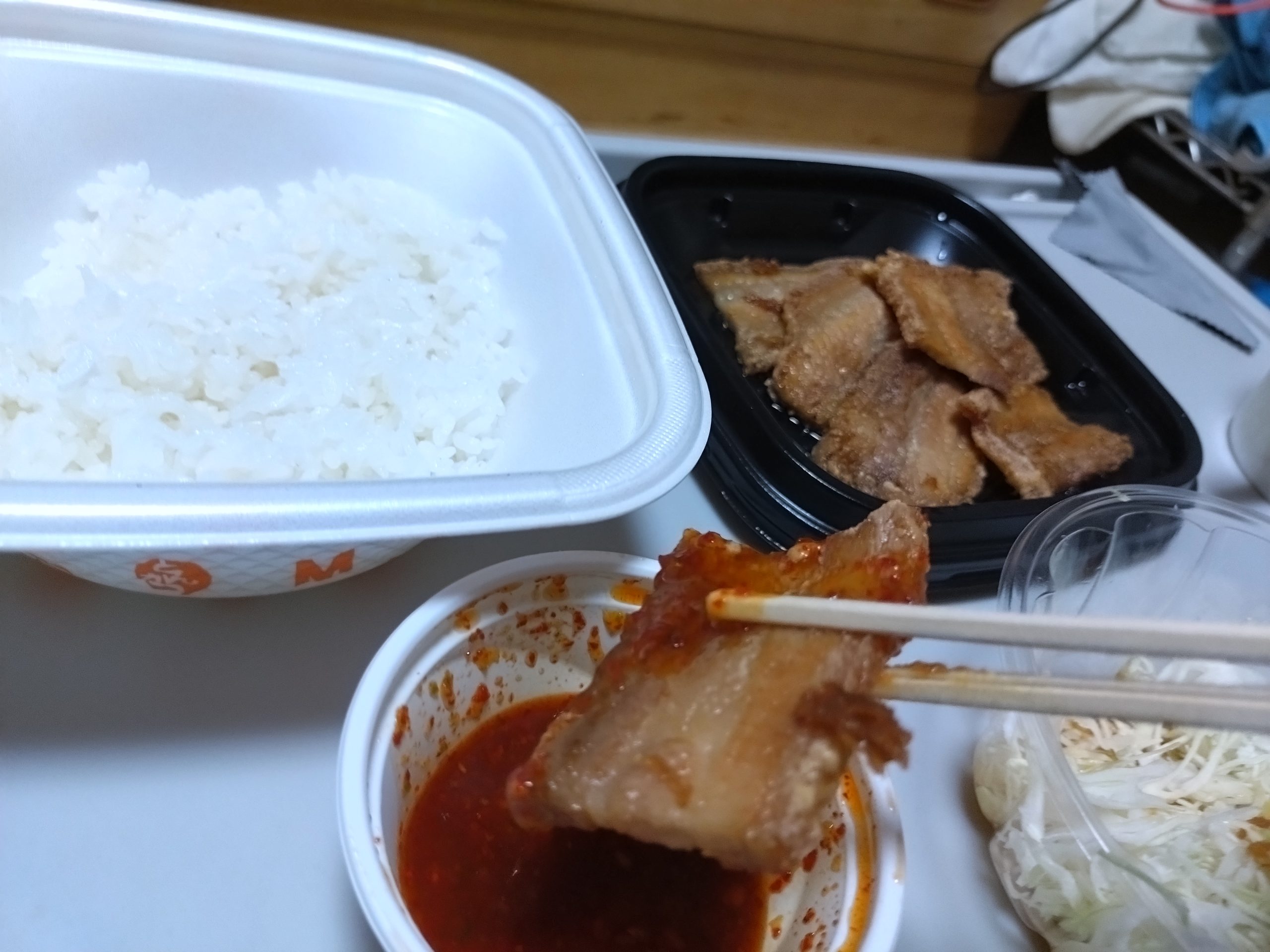 松のやのムートートをチリソースにつけた箸上げ