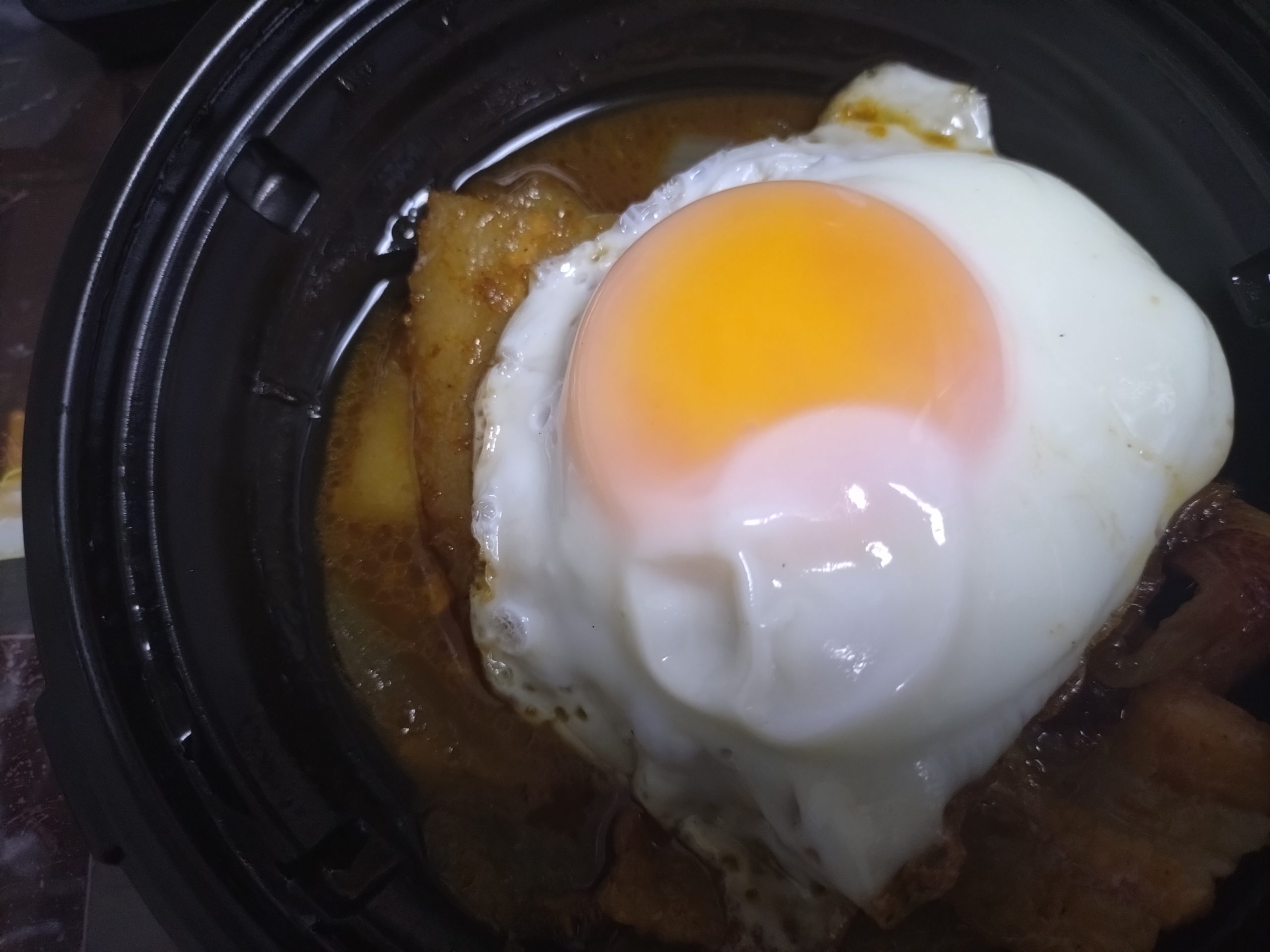 松屋ガーリックバター豚カルビエッグ丼の開封直後 ニンニクの香りが立つ瞬間